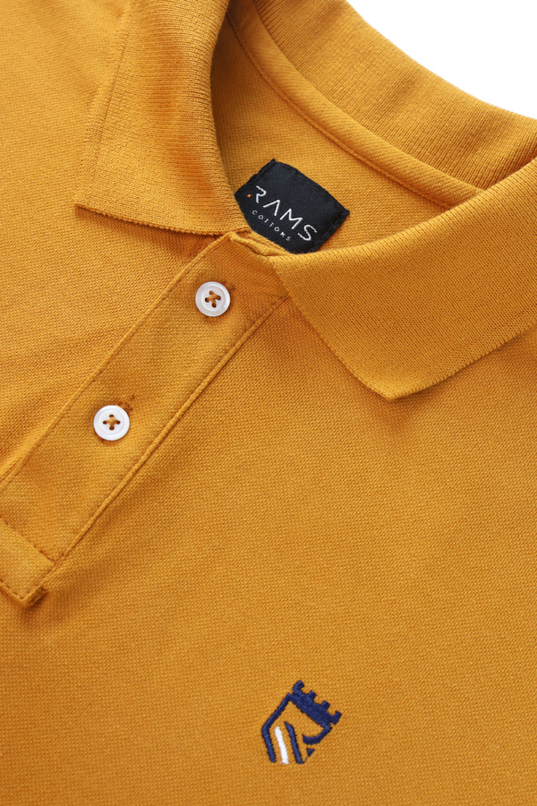 Player Tipo Polo Color Mostaza Con Bordado Corte Slim Fit Para Hombre 